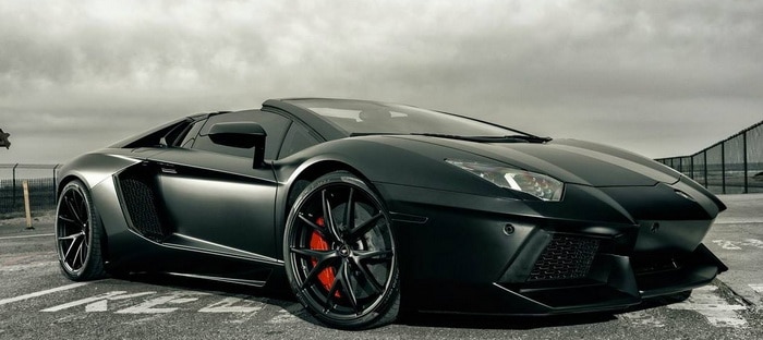 لامبورجيني أفنتادور السوداء المكشوفة . . نجم لا يحتاج للتألق
