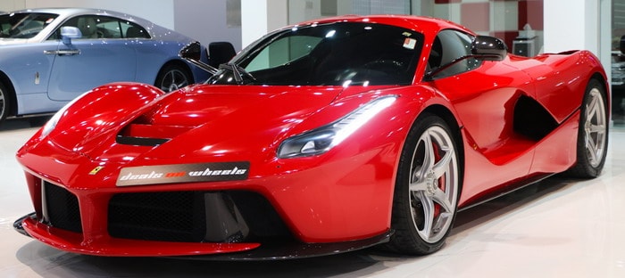 فيراري لافيراري موديل 2014 تعرض للبيع في دبي بسعر 9.99 مليون درهم