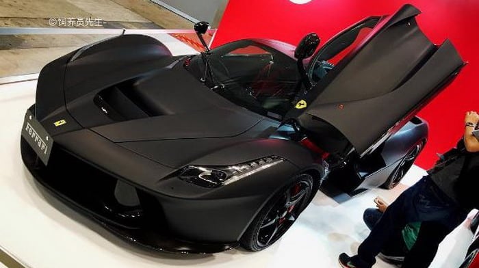 فيراري لافيراري تظهر جانبها المظلم بلون أسود خاص في طوكيو