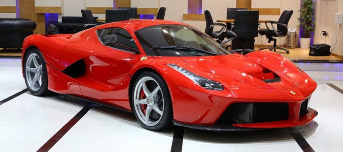 فيراري لافيراري مستعملة تعرض للبيع مرة أخري ولكن هذه المرة في دبي