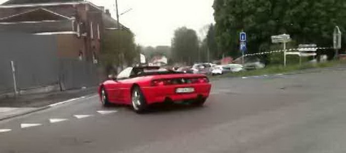 فيديو : دفع ثمن محاولته الاستعراض بسيارته فيراري 348 سبايدر باصطدام مكلف !!