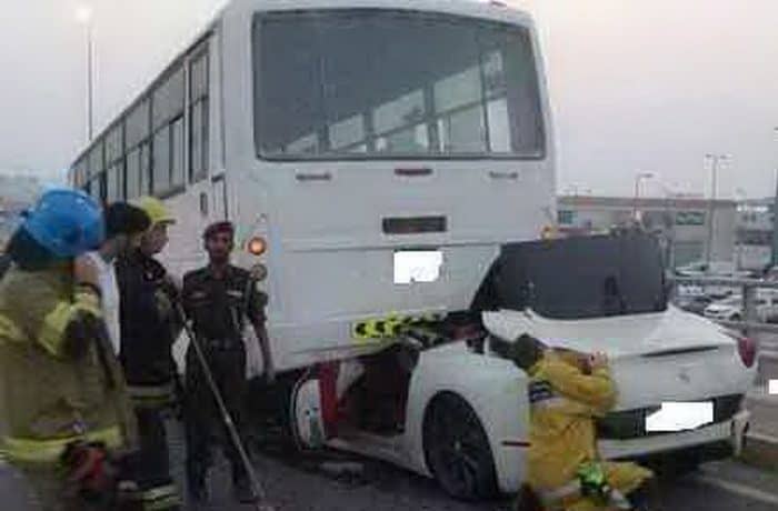 سائق فيراري كاليفورنيا يصدم 4 سيارات ويستقر أسفل حافلة في الإمارات ثم ينجو بأعجوبة