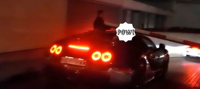 فيديو : حاجز توقف معدني يسقط فوق سيارة بوجاتي فيرون بسبب تهور سائقها