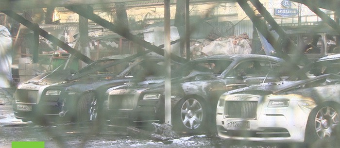 فيديو : حريق ضخم يلتهم 12 سيارة فاخرة منهم رولزرويس وبنتلي في موسكو