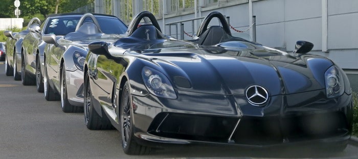 قافلة غير عادية من سيارات مرسيدس SLR الباهظة بسعر 3 مليون دولار تجتمع معاً