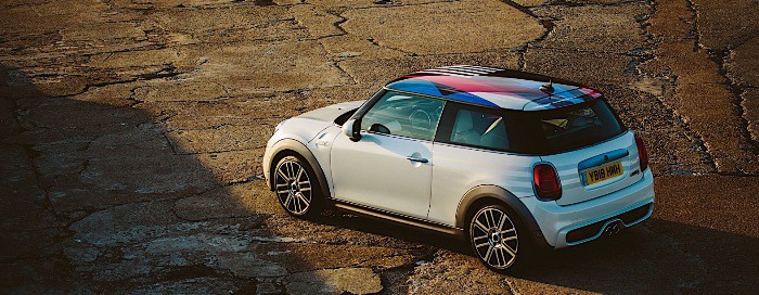 نسخة ميني لزفاف الأمير هاري للبيع