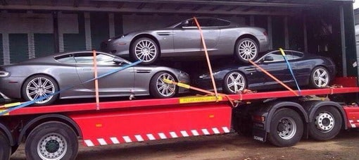 ممنوع لأصحاب القلوب الضعيفة: ثلاث سيارات أستون مارتن تنقل فوق بعضها البعض كخردة!!