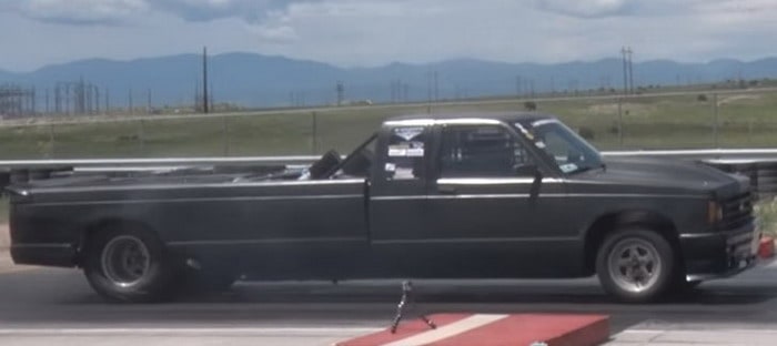 فيديو : هذه الشاحنة بطول 6 أمتار وقوة 1600 حصان يمكنها هزيمة نيسان GTR بسهولة