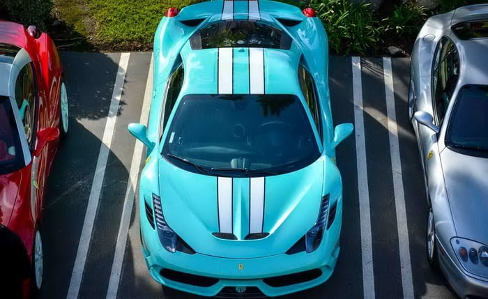 458 Speciale بطلاء تيفاني الأزرق الساحر تظهر وسط تجمع لسيارات فيراري