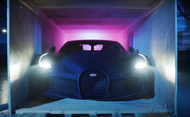 فيديو : الكشف عن بوجاتي ديفو بلون أزرق غير لامع داخل صندوق