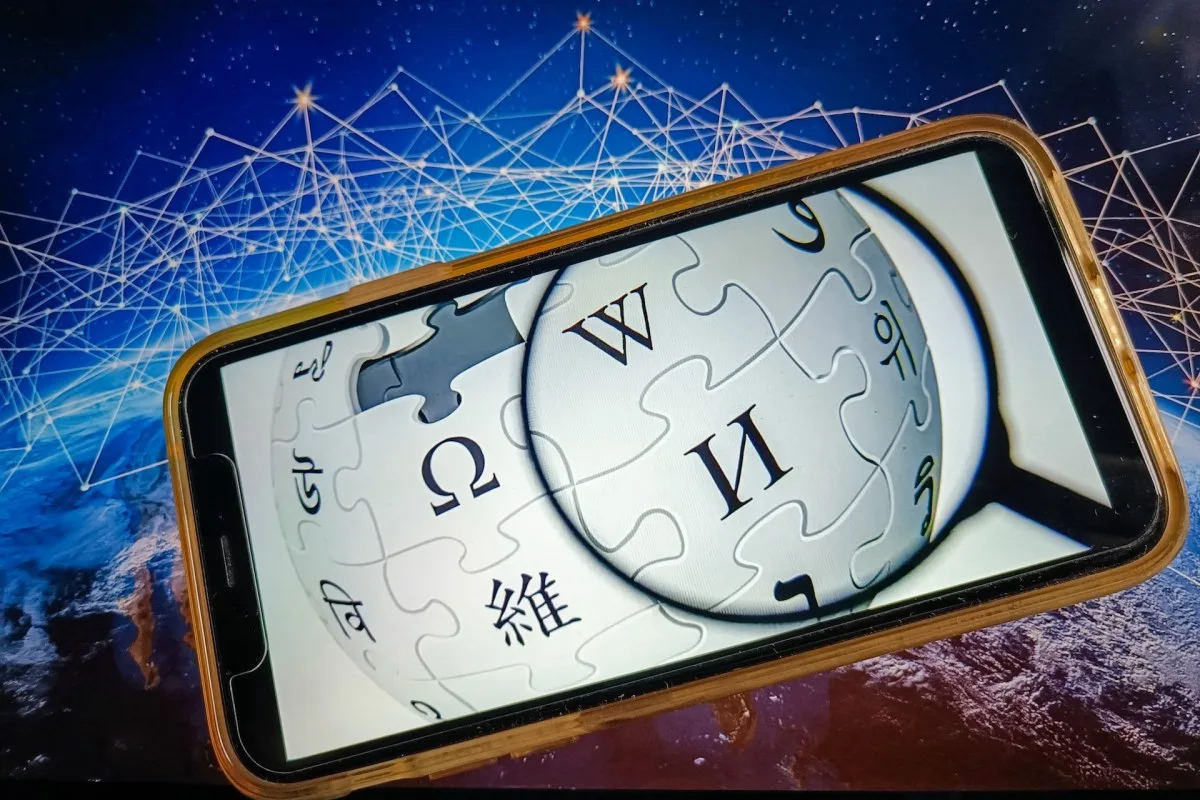ويكيبيديا تحظر رسمياً استخدام الذكاء الاصطناعي في كتابة المقالات