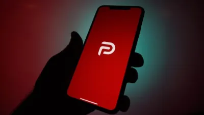 يقول الرئيس التنفيذي لشركة Parler أنه حتى محاميه تخلوا عنه