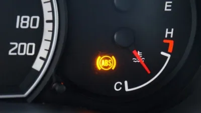 ماذا يجب أن تفعل عند إضاءة شارة ABS بشاشة العدادات؟