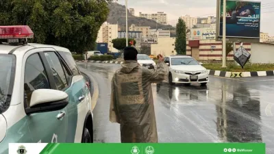 تواجد قوي لرجال المرور في الباحة وسط هطول الأمطار
