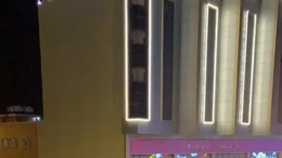 المرور السعودي يوجه نصائح ويقبض على شخص استعرض بالخروج بجسمه من سيارة