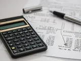 ما هي المعلومات الأساسية في ميزانية المبيعات؟