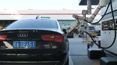 روبوت يشحن السيارات بالوقود فى إحدى المحطات بالصين.. صور