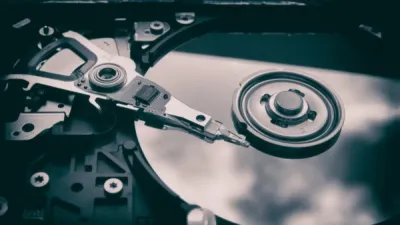 تتوقع Seagate بدء بيع محركات الأقراص الصلبة HAMR بسعة 50 تيرابايت في عام 2026