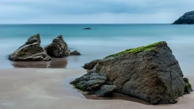 ما هي العناصر الرئيسية في الصخور الحطامية؟