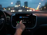 كيفية تثبيت تطبيقات خارجية على نظام Android Auto: تشغيل YouTube وعكس الشاشة