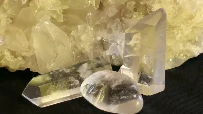 ما هي الفلزات الرئيسية في الصخور الإندفاعية؟