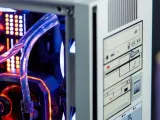 جهاز كمبيوتر RestoMod ذو إصدار محدود ذو مظهر قديم مع محرك أقراص مرن مزيف