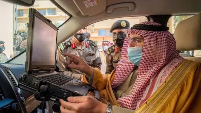 أمير القصيم يطلق التطبيقات الحديثة للمركبات الأمنية