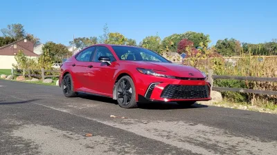 مراجعة موقع The Drive لسيارة 2026 Toyota Camry الهجينة: أداء مريح واستهلاك موفر