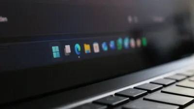 أخيرًا مايكروسوفت في طريقها لإصلاح أبرز مشاكل الوضع المظلم في ويندوز 11