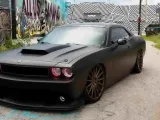 تشالنجر SRT8 بحلة سوداء رائعة وعجلات Vossen تتحول لسيارة باتمان عضلية