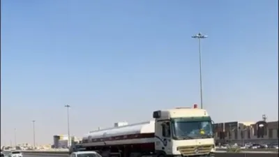 ضبط سائق شاحنة في السعودية لتوقفه وسط الطريق العام