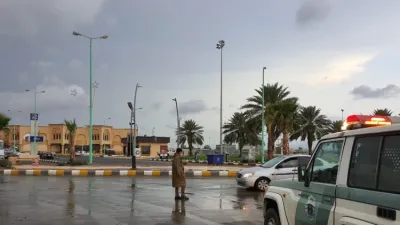 استمرار جهود رجال المرور السعودي بتوجيه المركبات خلال هطول الأمطار