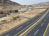 تنفيذ أعمال قطع صخري لطريق الخدمة بطريق الملك خالد