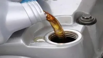 التجارة السعودية تشهر بمقيم لبيعه زيوت سيارات مغشوشة
