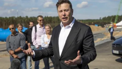 يقول Elon Musk إنه حاول بيع Tesla لشركة Apple وتجاهله Tim Cook