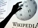 تعملها إزاى؟.. كيفية استخدام الوضع المظلم على تطبيق Wikipedia