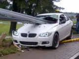 BMW 335i تنال طعنة غائرة من حاجز الطريق، لحسن الحظ لم يصب السائق!