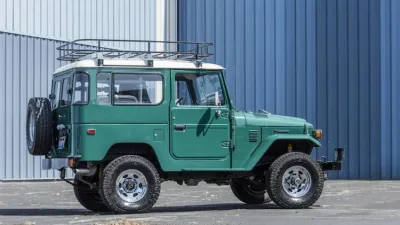 توم هانكس يعرض سيارته تويوتا FJ40 لاندكروزر موديل 1980 للبيع