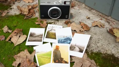 مراجعة Fujifilm Instax Mini Evo Cinema: كاميرا فورية هجينة تقدم طبعات سينمائية في 2026