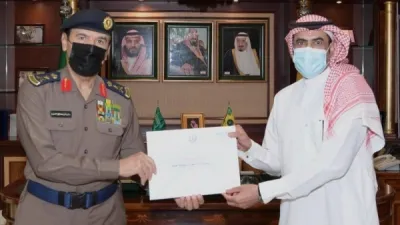 وزير الداخلية السعودي يكرم مواطن لابعاده سيارة محترقة خارج موقف السيارات