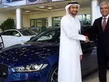 الإماراتي أنس بوخش يتسلم أولي سيارات جاكوار XE الجديدة من الطاير