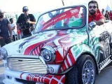 ينفق 100 ألف درهم لتحويل سيارته ميني الكلاسيكية لنسخة مثيرة من العلم الإماراتي