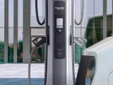 شركة Schneider Electric تطلق شاحن StarCharge Fast 720 لإنهاء أزمة شحن الأساطيل التجارية