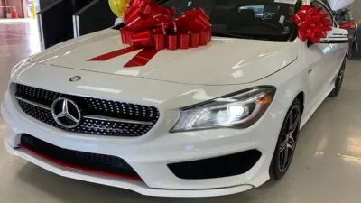 سعودي يهدى زوجته سيارة فاخرة بعد خطأ جراحي