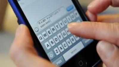 تتيح ميزة Swipe Party القادمة من Tinder للأصدقاء مساعدتك فى اختيار التواريخ