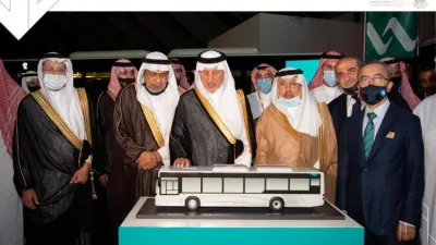 أمير مكة يدشن نموذج حافلات النقل العام في معرض مشروعات مكة الرقمي