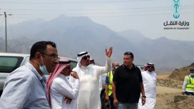 الوقوف على عدد من مشاريع الطرق في عسير