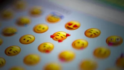 كيفية البحث عن لوحة المفاتيح إيموجي واستخدامها لهواتف جالكسي