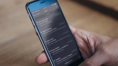 كيفية تنظيم وإدارة الرسائل النصية في تطبيق الرسائل على iPhone و iPad