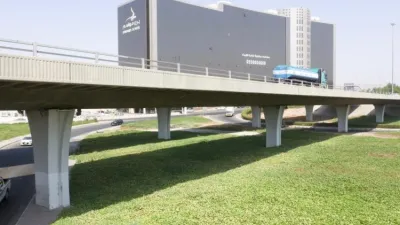 تنفيذ جدارية بجسر تقاطع عثمان بن عفان والأمبر نايف لعلاج التشوه البصري